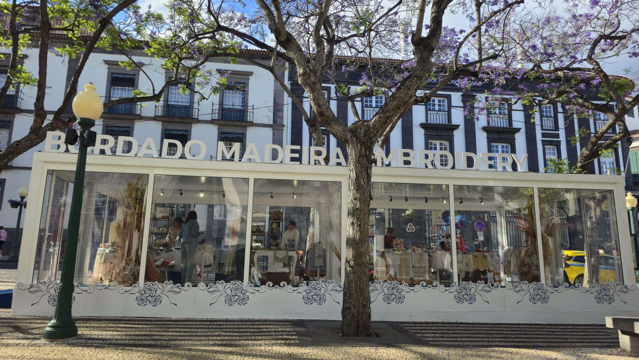 A Arte do Bordado Madeira em exposição na Avenida Arriaga até 14 de maio